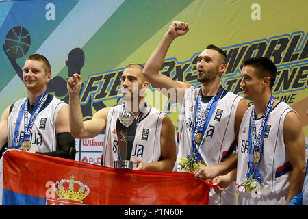 Bulacan nelle Filippine. 12 Giugno, 2018. I giocatori provenienti da Serbia celebrare durante la cerimonia di premiazione della partita finale contro i Paesi Bassi presso la FIBA 3x3 la Coppa del Mondo in provincia di Bulacan, Filippine, 12 giugno 2018. La Serbia ha vinto 16-13. Credito: Rouelle Umali/Xinhua/Alamy Live News Foto Stock