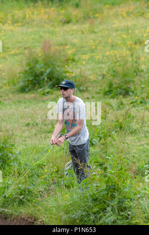 Glasgow, Scotland, Regno Unito. 12 Giugno, 2018. Regno Unito Meteo: un giovane uomo, Jamie McKeown, pesca a mosca dalle rive del White Cart acqua su un bel pomeriggio di sole in Pollok Country Park. Credito: Berretto Alamy/Live News Foto Stock