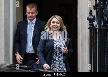 Londra, Regno Unito. 12 Giugno, 2018. Karen Bradley MP, Segretario di Stato per l'Irlanda del Nord, foglie 10 Downing Street a seguito di una riunione del gabinetto che si terrà prima alla Camera dei Comuni del dibattito e delle votazioni sugli emendamenti proposti dalla House of Lords per il ritiro dell'UE Bill. Credito: Mark Kerrison/Alamy Live News Foto Stock