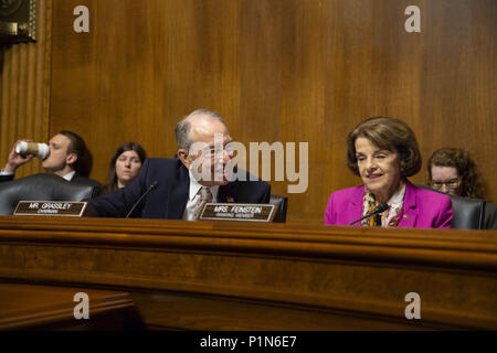 Washington, Distretto di Columbia, Stati Uniti d'America. 12 Giugno, 2018. Il senatore Chuck Grassley, repubblicani di Iowa, parla al senatore Dianne Feinstein, democratici della California, prima di un senato degli Stati Uniti Comitato Giudiziario audizione del Campidoglio di Washington, DC il 12 giugno 2018. Credito: Alex Edelman/CNP Credito: Alex Edelman/CNP/ZUMA filo/Alamy Live News Foto Stock