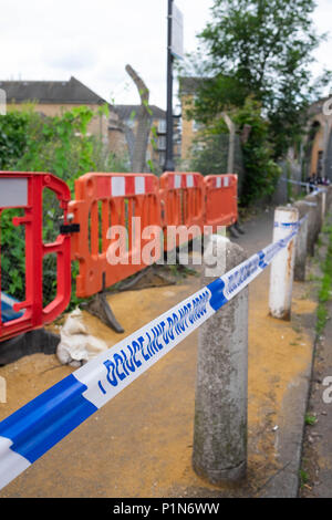 South Harrow, Londra, Inghilterra. Il 12 giugno 2018. La polizia cerca gli indizi e proteggere la scena delle ultime violento incidente a Harrow, contribuendo al continuo violento dei tassi di criminalità a Londra. La posizione è molto vicino al recente accoltellato di 17 anni, e fa parte della stessa inchiesta. La polizia avrebbe solo dire che qualcuno era stato molto gravemente ferito. Essi stavano svolgendo la punta di un dito cerca di scena del crimine su Roxeth Green Avenue, South Harrow. © Credito Tim anello/Alamy Live News Foto Stock