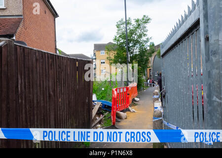 South Harrow, Londra, Inghilterra. Il 12 giugno 2018. La polizia cerca gli indizi e proteggere la scena delle ultime violento incidente a Harrow, contribuendo al continuo violento dei tassi di criminalità a Londra. La posizione è molto vicino al recente accoltellato di 17 anni, e fa parte della stessa inchiesta. La polizia avrebbe solo dire che qualcuno era stato molto gravemente ferito. Essi stavano svolgendo la punta di un dito cerca di scena del crimine su Roxeth Green Avenue, South Harrow. © Credito Tim anello/Alamy Live News Foto Stock