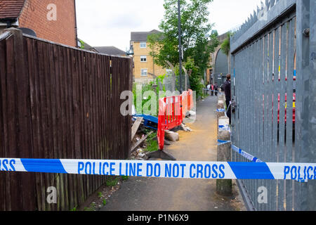 South Harrow, Londra, Inghilterra. Il 12 giugno 2018. La polizia cerca gli indizi e proteggere la scena delle ultime violento incidente a Harrow, contribuendo al continuo violento dei tassi di criminalità a Londra. La posizione è molto vicino al recente accoltellato di 17 anni, e fa parte della stessa inchiesta. La polizia avrebbe solo dire che qualcuno era stato molto gravemente ferito. Essi stavano svolgendo la punta di un dito cerca di scena del crimine su Roxeth Green Avenue, South Harrow. © Credito Tim anello/Alamy Live News Foto Stock