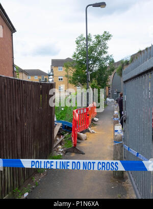 South Harrow, Londra, Inghilterra. Il 12 giugno 2018. La polizia cerca gli indizi e proteggere la scena delle ultime violento incidente a Harrow, contribuendo al continuo violento dei tassi di criminalità a Londra. La posizione è molto vicino al recente accoltellato di 17 anni, e fa parte della stessa inchiesta. La polizia avrebbe solo dire che qualcuno era stato molto gravemente ferito. Essi stavano svolgendo la punta di un dito cerca di scena del crimine su Roxeth Green Avenue, South Harrow. © Credito Tim anello/Alamy Live News Foto Stock