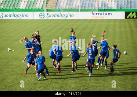 Zemun Stadium, Belgrado, Serbia. 12 Giugno, 2018. FIFA Womens World Cup di qualifica, gruppo 7, Serbia donne contro la Finlandia le donne; il team di Finlandia warm up prima della partita Credito: Azione Sport Plus/Alamy Live News Foto Stock