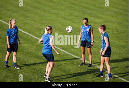 Zemun Stadium, Belgrado, Serbia. 12 Giugno, 2018. FIFA Womens World Cup di qualifica, gruppo 7, Serbia donne contro la Finlandia le donne; i giocatori di Finlandia warm up prima della partita Credito: Azione Sport Plus/Alamy Live News Foto Stock