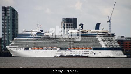 Liverpool, Regno Unito, 12 giugno 2018 Crociera celebrity eclipse docks a Liverpool per pernottamento nella città di credito Fairbrother Ian/Alamy Live News Credito: Ian Fairbrother/Alamy Live News Foto Stock