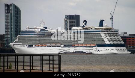 Liverpool, Regno Unito, 12 giugno 2018 Crociera celebrity eclipse docks a Liverpool per pernottamento nella città di credito Fairbrother Ian/Alamy Live News Credito: Ian Fairbrother/Alamy Live News Foto Stock