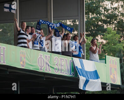 Zemun Stadium, Belgrado, Serbia. 12 Giugno, 2018. FIFA Womens World Cup di qualifica, gruppo 7, Serbia donne contro la Finlandia le donne; le ventole di Finlandia celebrare la loro vittoria Credit: Azione Plus sport/Alamy Live News Foto Stock