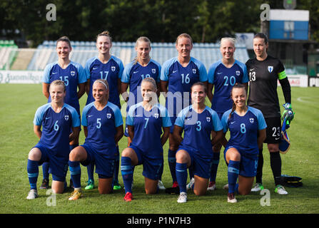 Zemun Stadium, Belgrado, Serbia. 12 Giugno, 2018. FIFA Womens World Cup di qualifica, gruppo 7, Serbia donne contro la Finlandia le donne; il team di Finlandia la line-up prima della partita Credito: Azione Sport Plus/Alamy Live News Foto Stock