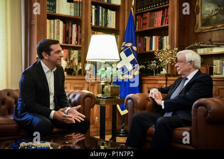 Atene, Grecia. 12 Giugno, 2018. Il Primo Ministro greco, Alexis Tsipras (L) si incontra con il presidente Greco Prokopis Pavlopoulos di annunciare che Atene e Skopje hanno raggiunto un accordo storico sul loro nome fila, ad Atene, Grecia, 12 giugno 2018. Severna Macedonja (Repubblica di Macedonia del nord in inglese) sarà il nuovo nome della ex Repubblica jugoslava di Macedonia (FYROM) sotto uno storico accordo raggiunto tra la Grecia e la stato limitrofo, Primo Ministro greco Alexis Tsipras detto ad Atene il martedì. Credito: Marios Lolos/Xinhua/Alamy Live News Foto Stock