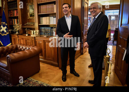 Atene, Grecia. 12 Giugno, 2018. Il Primo Ministro greco, Alexis Tsipras (L) si incontra con il presidente Greco Prokopis Pavlopoulos di annunciare che Atene e Skopje hanno raggiunto un accordo storico sul loro nome fila, ad Atene, Grecia, 12 giugno 2018. Severna Macedonja (Repubblica di Macedonia del nord in inglese) sarà il nuovo nome della ex Repubblica jugoslava di Macedonia (FYROM) sotto uno storico accordo raggiunto tra la Grecia e la stato limitrofo, Primo Ministro greco Alexis Tsipras detto ad Atene il martedì. Credito: Marios Lolos/Xinhua/Alamy Live News Foto Stock