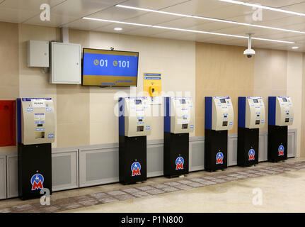 Distributori automatici di biglietti alle fermate della metropolitana 'Strelka'. Alla vigilia della Coppa del mondo vicino allo stadio vicino a Nizhny Novgorod ha aperto una nuova stazione della metropolitana 'trelka'. Foto Stock