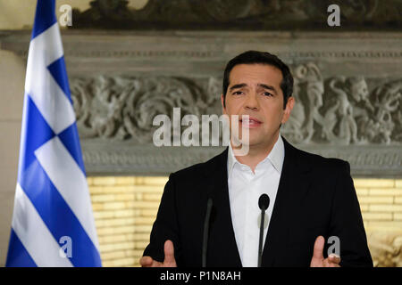 Atene, Grecia. 12 Giugno, 2018. Il Primo Ministro greco, Alexis Tsipras offre un indirizzo teletrasmessa di annunciare che Atene e Skopje hanno raggiunto un accordo storico sul loro nome fila, ad Atene, Grecia, 12 giugno 2018. Severna Macedonja (Repubblica di Macedonia del nord in inglese) sarà il nuovo nome della ex Repubblica jugoslava di Macedonia (FYROM) sotto uno storico accordo raggiunto tra la Grecia e la stato limitrofo, Primo Ministro greco Alexis Tsipras detto ad Atene il martedì. Credito: Marios Lolos/Xinhua/Alamy Live News Foto Stock