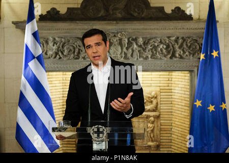 Atene, Grecia. 12 Giugno, 2018. Il Primo Ministro greco, Alexis Tsipras offre un indirizzo teletrasmessa di annunciare che Atene e Skopje hanno raggiunto un accordo storico sul loro nome fila, ad Atene, Grecia, 12 giugno 2018. Severna Macedonja (Repubblica di Macedonia del nord in inglese) sarà il nuovo nome della ex Repubblica jugoslava di Macedonia (FYROM) sotto uno storico accordo raggiunto tra la Grecia e la stato limitrofo, Primo Ministro greco Alexis Tsipras detto ad Atene il martedì. Credito: Marios Lolos/Xinhua/Alamy Live News Foto Stock