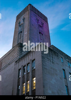 Liverpool Waterfront, Liverpool, in Inghilterra, Regno Unito, 12 giugno 2018. Regno Unito: Meteo tramonto sopra la zona portuale di Liverpool. Gli ornati Art Deco storico Georges Dock dell'albero di ventilazione building illuminato fino al tramonto rende un contrasto stridente con la scarsa luce al tramonto Foto Stock