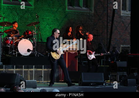 L'Americano blues rock/cantante e chitarrista Joe Bonamassa eseguita in presenza di un folto pubblico a Hampton Court festival. Foto Stock