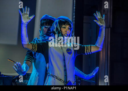 Madrid, Spagna. 12 Giugno, 2018. Filastine indonesiano elettronico-gruppo americano prestazioni di banda in piazza Santa Ana sulle strade di Madrid al Festival ZIP del teatro spagnolo Credito: Alberto Ramírez Sibaja/Alamy Live News Foto Stock