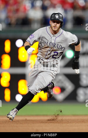 Philadelphia, Pennsylvania, USA. 12 Giugno, 2018. Colorado Rockies shorstop Trevor storia (27) esegue le basi durante la MLB gioco tra il Colorado Rockies e Philadelphia Phillies al Citizens Bank Park di Philadelphia, Pennsylvania. Christopher Szagola/CSM/Alamy Live News Foto Stock