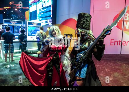 Los Angeles, Stati Uniti d'America. 12 Giugno, 2018. Cosplayers pongono all'Electronic Entertainment Expo 2018 (E3 2018) svoltasi a Los Angeles, negli Stati Uniti, il 12 giugno 2018. Credito: Zhao Hanrong/Xinhua/Alamy Live News Foto Stock