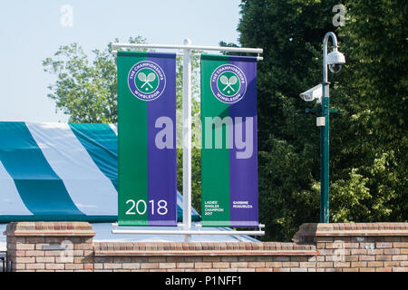 Londra REGNO UNITO. 13 giugno 2018. Rotolo di onore banner che mostra il 2017 Wimbledon uomini e donne Singles champions Roger Federer e Garbine Muguruza vengono visualizzati in corrispondenza della gate dei AELTC a Wimbledon con 3 settimane sinistra fino all'inizio del 2018 i campionati di tennis Credito: amer ghazzal/Alamy Live News Foto Stock