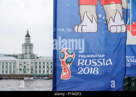 Saint Petersbourg, Russia. Il 12 giugno 2018, a San Pietroburgo - Russia. Le bandiere del Campionato Mondiale FIFA 2018 sul ponte del palazzo. Credito: Marco Ciccolella/Alamy Live News Foto Stock