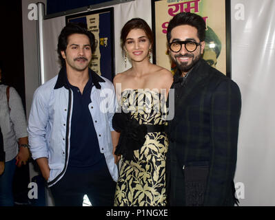 Mumbai, India. 12 Giugno, 2018. Indian film attori Varun Dhavan, Kriti Sanon e Ayushmann Khurrana pongono nel corso di una conferenza stampa a Mumbai per la XIX edizione di Nexa IIFA Awards che succede in Thailandia. Credito: Azhar Khan SOPA/images/ZUMA filo/Alamy Live News Foto Stock