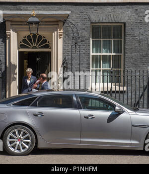 10 Downing Street, Londra, Regno Unito. 13 Giugno, 2018. Il Primo Ministro inglese Theresa Maggio lascia 10 Downing Street sul suo modo al Parlamento europeo di frequentare il primo ministro del Tempo delle interrogazioni, che si svolge alle 12.00 di mercoledì. Credito: Malcolm Park/Alamy Live News. Foto Stock