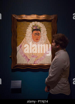 V&A, Londra, Regno Unito. Il 13 giugno 2018. Frida Kahlo i beni di cui 22 Abiti, dipinti, gioielli e paraphernalia medica, hanno lasciato il Messico per la prima volta per andare sul display a V&A. La mostra espone più di 200 oggetti dalla Casa Blu, alcuni dei quali non sono mai stati sul display prima; presentando un ineguagliabile insight in Kahlo la vita. Foto: Autoritratto come Tehuana, Frida Kahlo. 1943, Città del Messico. Jacques e Natasha Gelman collezione di opere del XX secolo l'arte messicana e la raccolta di Vergel. Posti con lo staff del Museo. Credito: Malcolm Park editoriale/Alamy Live News Foto Stock