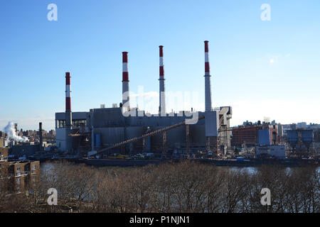 Blick auf das Ravenswood Kraftwerk von Roosevelt Island, New York STATI UNITI D'AMERICA 2017. Vista di The Ravenswood stazione di generazione di Roosevelt Island, New York STATI UNITI D'AMERICA 2017. Foto Stock