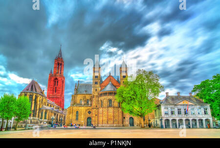 San Servatius Basilica di San Pietro e San Giovanni chiesa sulla piazza Vrijthof di Maastricht, Paesi Bassi Foto Stock