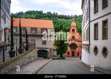 Füssen, Germania - 10 Maggio 2018: tradizionale, gli edifici colorati e ciottoli coperto street nel centro storico della città vecchia di Füssen, una romantica medieval Foto Stock