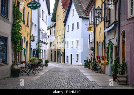 Füssen, Germania - 10 Maggio 2018: tradizionale, gli edifici colorati e ciottoli coperto street nel centro storico della città vecchia di Füssen, una romantica medieval Foto Stock