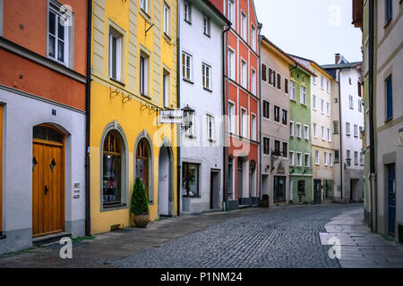 Füssen, Germania - 10 Maggio 2018: tradizionale, gli edifici colorati e ciottoli coperto street nel centro storico della città vecchia di Füssen, una romantica medieval Foto Stock