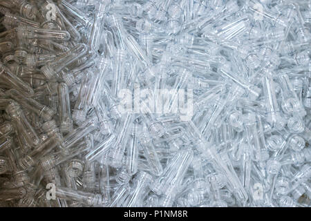 Provette in plastica che in futuro saranno bottiglie per bevande. Foto Stock