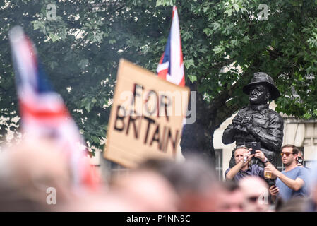 Statua del generale Slim su Whitehall che domina una protesta della English Defence League contro l'arresto di Tommy Robinson. Per il cartello della Gran Bretagna Foto Stock
