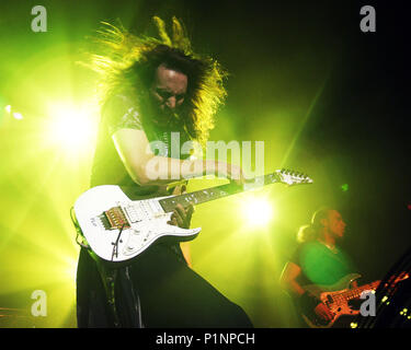 ATLANTA, GA - 19 Luglio: Steve Vai e Billy Sheehan eseguire durante il G3 Tour al tabernacolo in Atlanta, Georgia il 19 luglio 2001. Credito: Chris McKay / MediaPunch Foto Stock