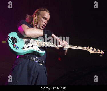 ATLANTA, GA - 19 Luglio: il bassista Billy Sheehan compie durante il G3 Tour al tabernacolo in Atlanta, Georgia il 19 luglio 2001. Credito: Chris McKay / MediaPunch Foto Stock