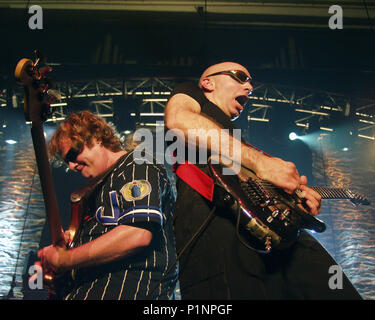 ATLANTA, GA - 19 Luglio: Stu Hamm e Joe Satriani eseguire durante il G3 Tour al tabernacolo in Atlanta, Georgia il 19 luglio 2001. Credito: Chris McKay / MediaPunch Foto Stock