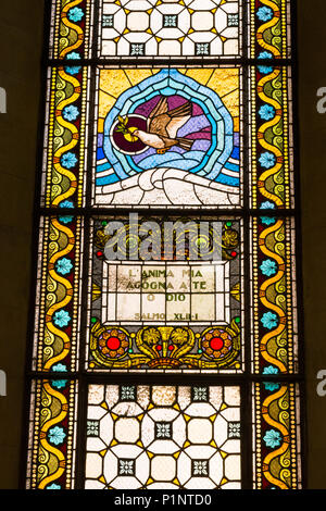 Italia Sicilia Palermo Via Spezio La Chiesa evangelica valdese colorato colorato nella finestra di vetro colomba ciuffo ramo volare sull'acqua Foto Stock
