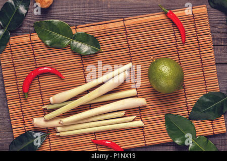 Gli ingredienti di Thai cibo piccante. Vista superiore, copia dello spazio. Foto Stock