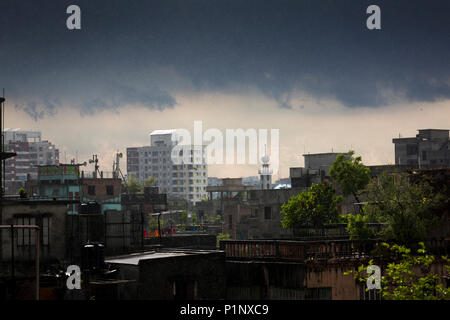 Dacca in Bangladesh - 12 giugno : Vista della vecchia Dhaka durante il monsone di pioggia in Dhaka , Bangladesh il 12 giugno 2018. Foto Stock