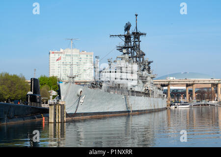 BUFFALO NY - 15 Maggio 2018: il missile cruiser USS Little Rock ormeggiato a Buffalo & Erie Naval & Military Park in Buffalo New York Foto Stock