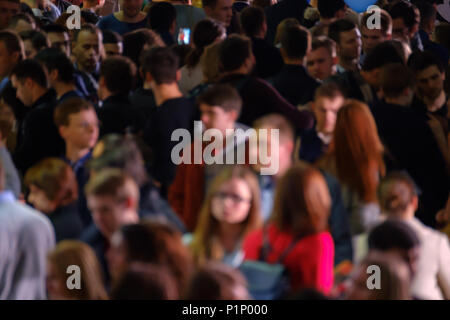 La folla di persone a piedi camminando in ambienti chiusi. Foto Stock
