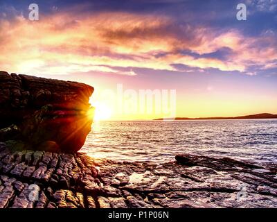 La famosa Baia rocciosa di Elgol sull'Isola di Skye in Scozia. Il Cuillins mountain in background. Fotografato al tramonto. Foto Stock