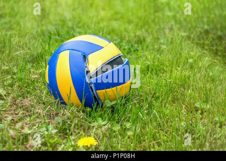 Dirty old ripped pallone da calcio in erba dopo il gioco. Concorsi, Campionati. Copia dello spazio. Foto Stock