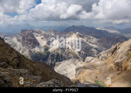 L'Abisso di Tofana dalla vetta del Monte Tofana, Cortina d'Ampezzo, Italia Foto Stock