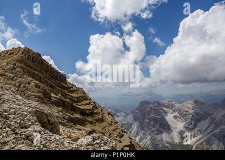 L'Abisso di Tofana dalla vetta del Monte Tofana, Cortina d'Ampezzo, Italia Foto Stock