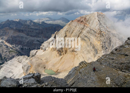 L'Abisso di Tofana dalla vetta del Monte Tofana, Cortina d'Ampezzo, Italia Foto Stock