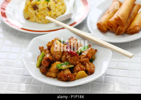 General tso's pollo, riso fritto, involtini primavera, american cucina cinese Foto Stock